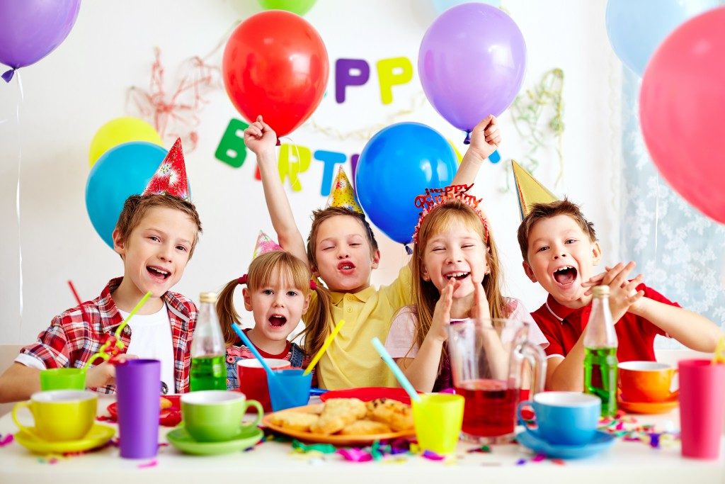 kids celebrating a birthday