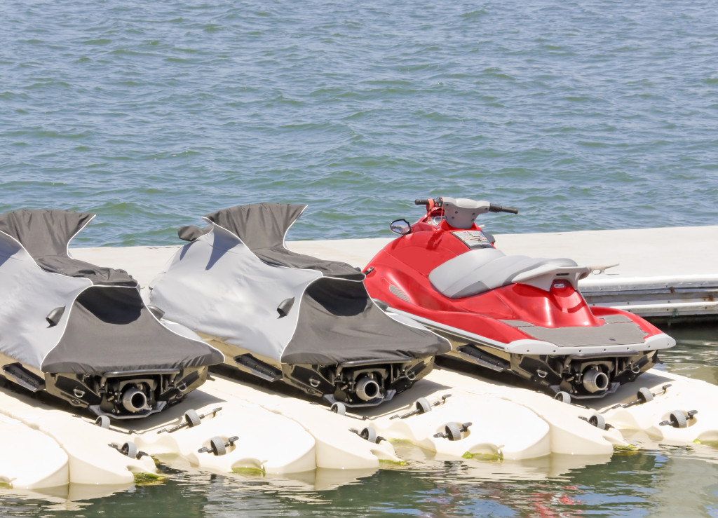 jet skis lined up