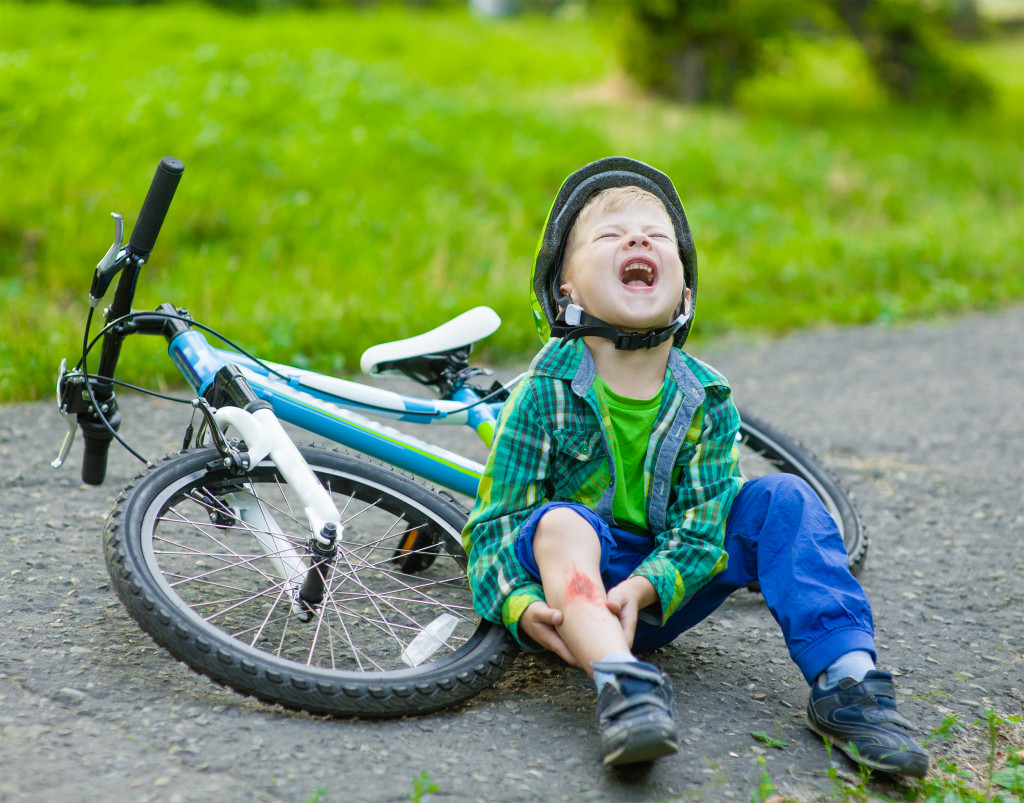 a child crying because he fell off the bike